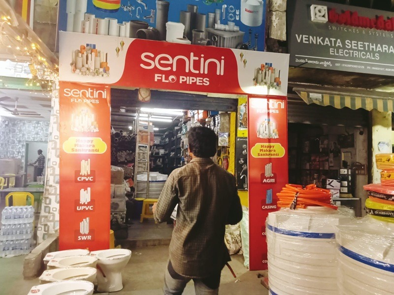 Non-Lighting Arch Gates branding at a retail store entrance for high visibility advertising.
